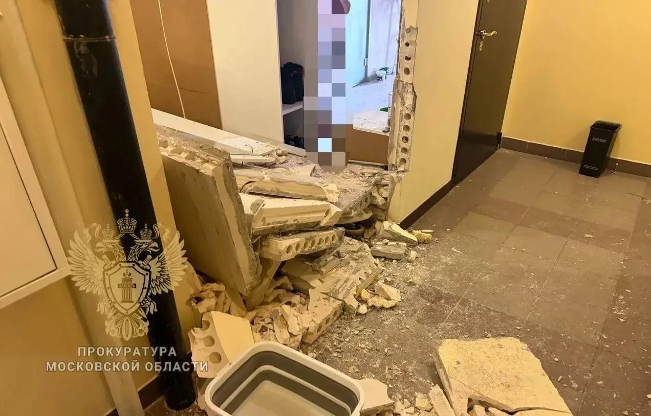 От удара выбило раму, балкон может рухнуть. Появились новые фото с места взрыва в Одинцово