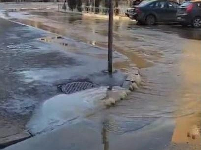 Место аварии расположено всего в ста метрах от здания городской администрации | Источник: Сергей Островский / VK.com
