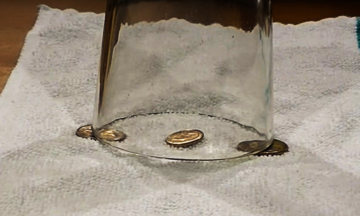 Простой фокус: достать монетку, накрытую стаканом, не поднимая стакан
