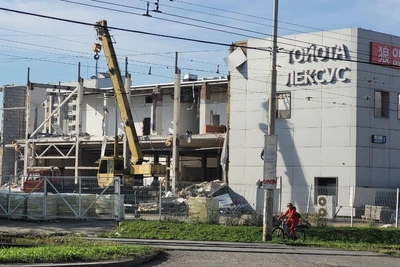 В Екатеринбурге сносят бывший автосалон «Оками Север»