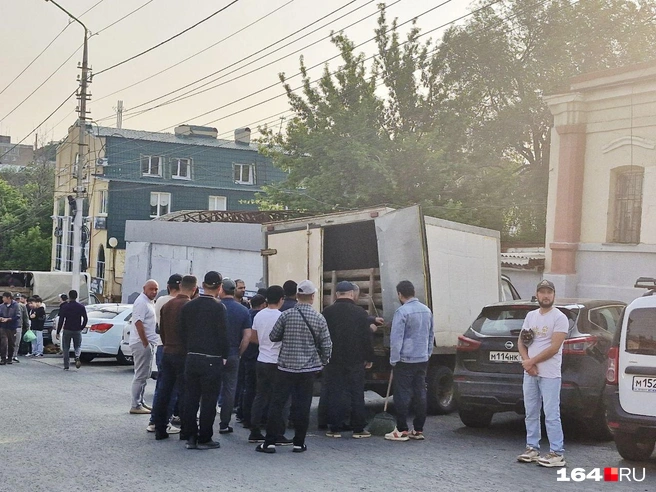 Тушки продают из нескольких автомобилей | Источник: Виктория Федорова / 164.RU