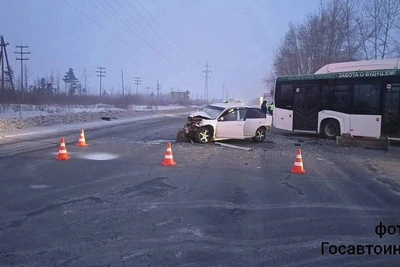В Братске водитель легковушки погиб в ДТП с автобусом