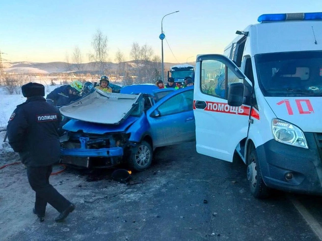 Ребёнок, находившийся в Renault Logan, был доставлен в больницу. | Источник: Госавтоинспекция региона