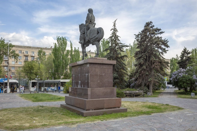 Памятник основателю города покрыт птичьим пометом, ржавчиной и потеками высолов | Источник: Константин Завриков / V1.RU