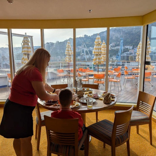 Можно занимать столики на корме, но было холодно  | Источник: читатели / SOCHI1.RU