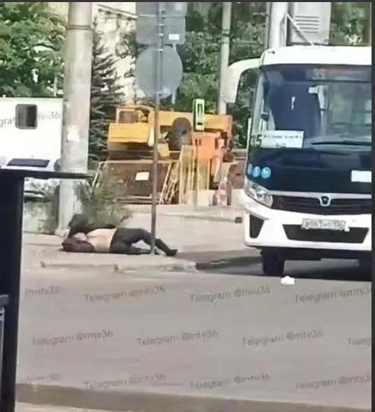 ЧП произошло на остановке «ВАСО» | Источник: Стоп-кадр с видео «Мой и твой Воронеж» / t.me/mtv36