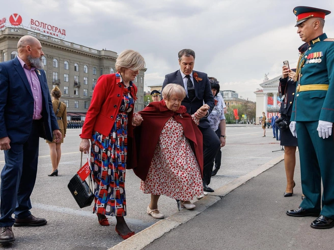 Легендарный композитор Александра Пахмутова посетила парад. | Источник: Алексей Волхонский / V1.RU