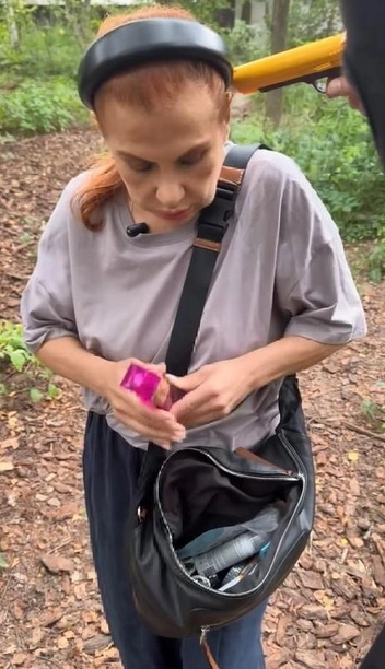 ..и она отдает ему все вещи из сумки, например, духи | Источник: marina_phedunkiv / Instagram* (принадлежит компании Meta, чья деятельность признана экстремистской и запрещена в РФ)