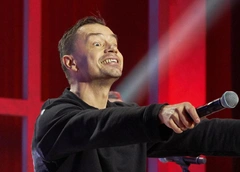 Сломал гитару и чуть не спалил себя: солист «Дискотеки Аварии» Алексей Серов отжег в Екатеринбурге