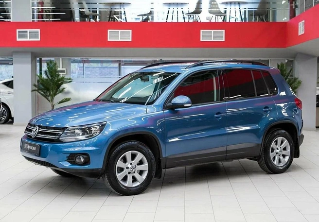 Volkswagen Tiguan с 2-литровым турбомотором (170&nbsp;л.&nbsp;с.), гидромеханикой и полным приводом 2012 года выпуска стоит 1,04&nbsp;млн рублей. Пробег заявляется в 227 тысяч километров | Источник: Auto.ru
