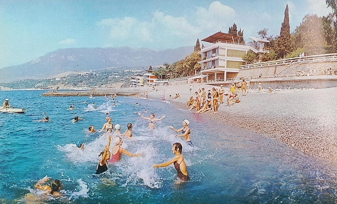 На пляже в «Артеке», 1975 год | Источник: А.&nbsp;Я.&nbsp;Гивенталь, В.&nbsp;В.&nbsp;Чернышова / pastvu.com