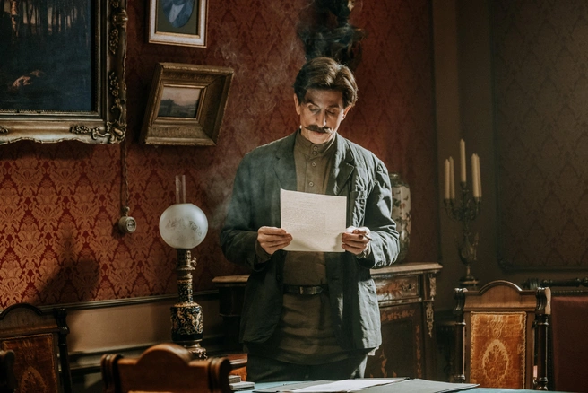 Кончаловскому удалось передать быт начала XX века | Источник: Кадр из сериала «Хроники русской революции», реж. Андрей Кончаловский (Start, 2025)