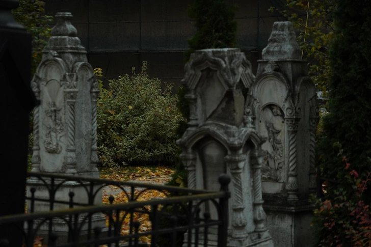 Загадочные склепы, ангелы и плакальщицы: 3 самых красивых кладбища Москвы