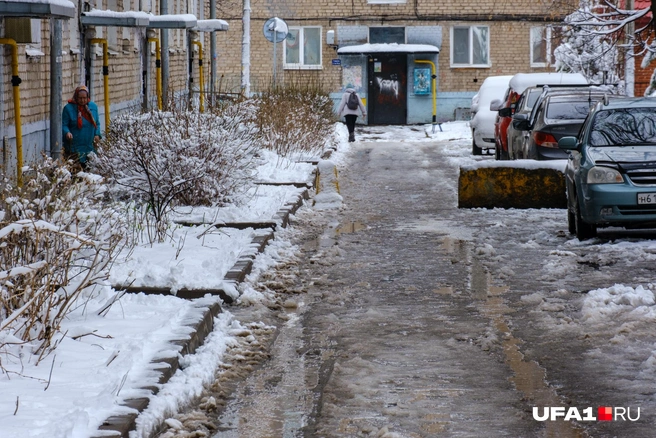 Во многих дворах с утра была похожая картина | Источник: Булат Салихов / UFA1.RU