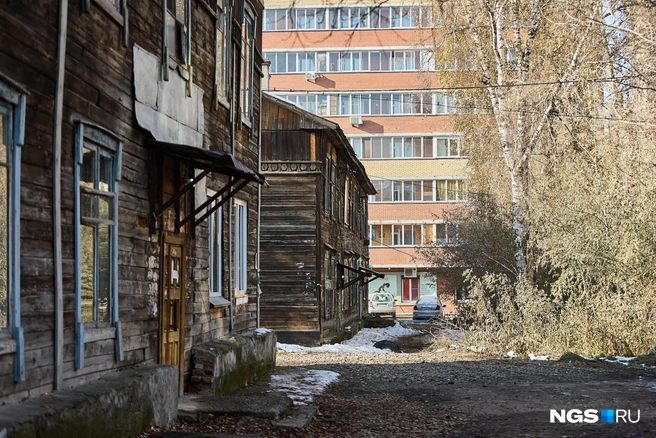 Соседи сгоревшего дома переживают и за свои жилища | Источник: Александр Ощепков / NGS.RU