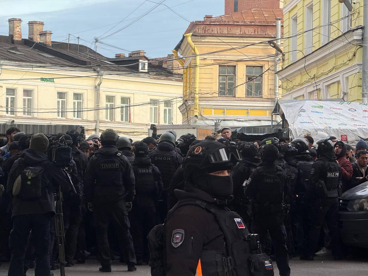 Рейд силовиков затронул мечеть и кафе рядом с Сенным