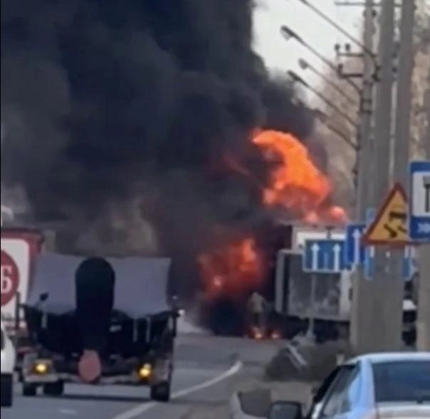 Столб черного дыма в небе и запах гари в воздухе: фура сгорела на трассе под Воронежем | Источник: «Новости Воронежа и Области» / T.me