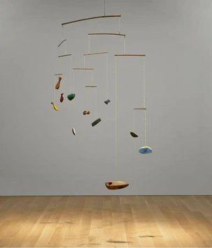 На аукционе Christie's выставят мобиль Александра Колдера