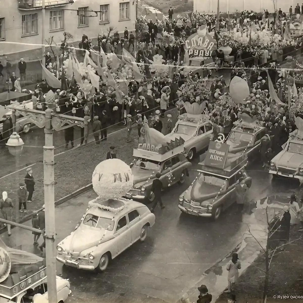 Это тоже 1960-е. По городу в честь праздника тогда проехали машины с шарами, цветами и плакатами | Источник: Музей Омских железнодорожников / Pastvu.com