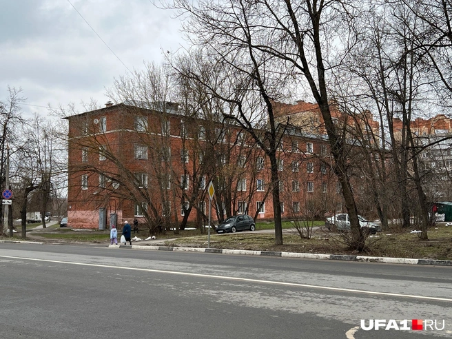При этом рядом стоит высокий дом 2007 года постройки