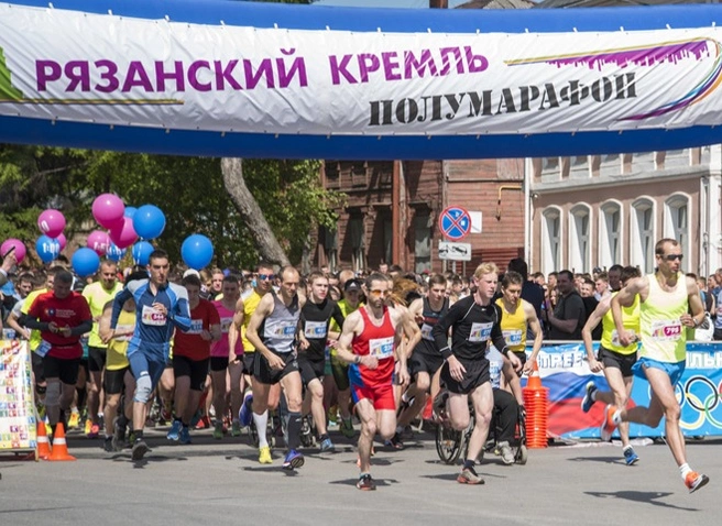 Более тысячи человек пробежали первый полумарафон «Рязанский Кремль» | ya62.ru