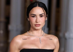 Алая королева: рассматриваем «вампирский» образ Деми Ловато