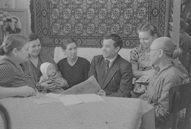 Агитатор избиркома Ленинского района Н.&nbsp;Е.&nbsp;Енин среди жильцов дома № 204 по Молодогвардейской улице. 14 января 1957 года | Источник: из фотофондов ЦГАСО и СОГАСПИ
