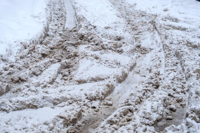 Машины едут по тающему льду реки в Иркутской области