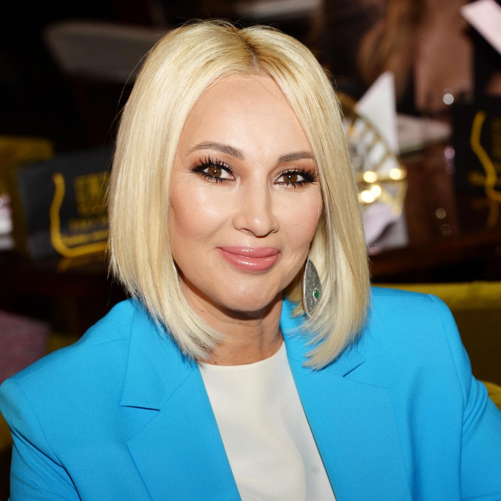 Счастливые муж и дочка резвятся в личном бассейне: Лера Кудрявцева провела рум-тур по вилле в Турции