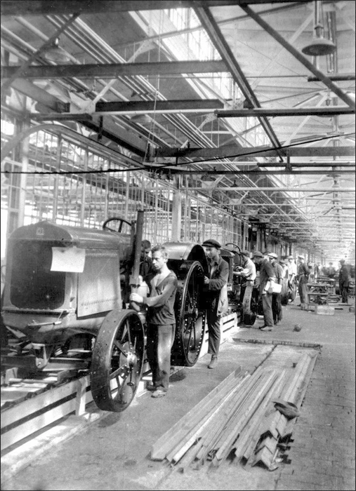 В цеху Сталинградского тракторного завода, 1930 год | Источник: wikipedia