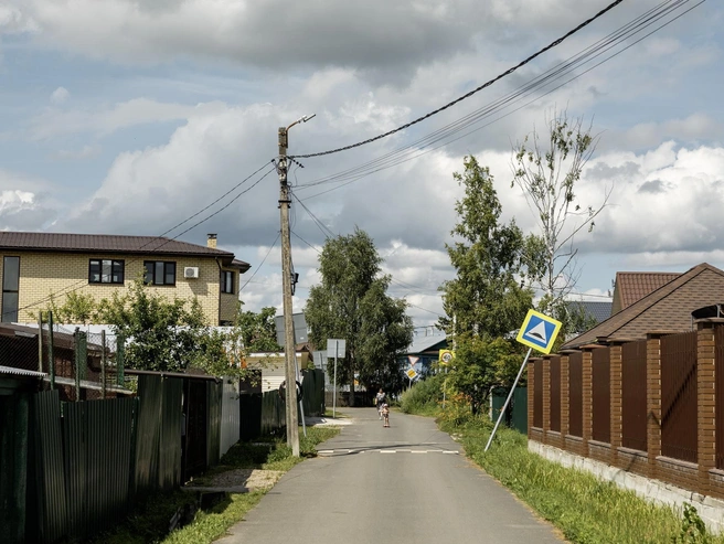 В глубине поселка есть улица с асфальтовым покрытием. | Источник: Александр Куренной / 76.RU