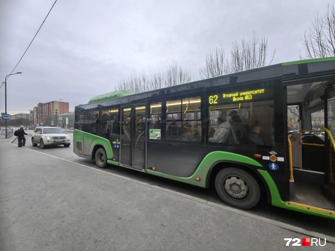 Общий вид автобуса сбоку. Покрашен он в традиционный для тюменского транспорта цвет&nbsp;— зеленый | Источник: Павел Красоткин / 72.RU 