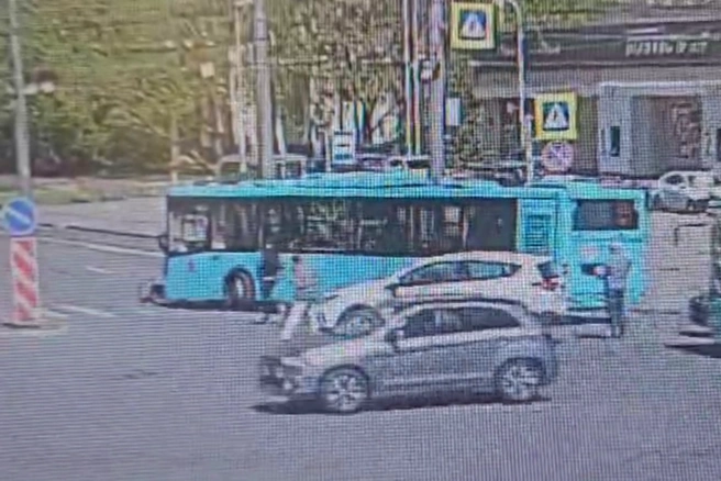 Наезд автобуса на мать с коляской на Богатырском попал на видео | Источник: «Фонтанка.ру»