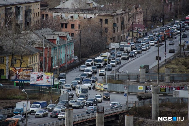 В борьбе за звание города с самыми загруженными дорогами Новосибирск оставил Красноярск позади. Эксперты сервиса Яндекс.Пробки оценили заторы в двух городах по новосибирской шкале (сейчас для подсчета используются разные шкалы) и пришли к выводу, что в сентябре-октябре 2014 года вечерами новосибирцы стояли в 6-балльных заторах, а красноярцы — в 5-балльных. Средний балл загруженности дорог был 3,6 в Новосибирске и 2,7 в Красноярске. В феврале 2015 года заторы Новосибирска обгоняли красноярские на 2 балла.