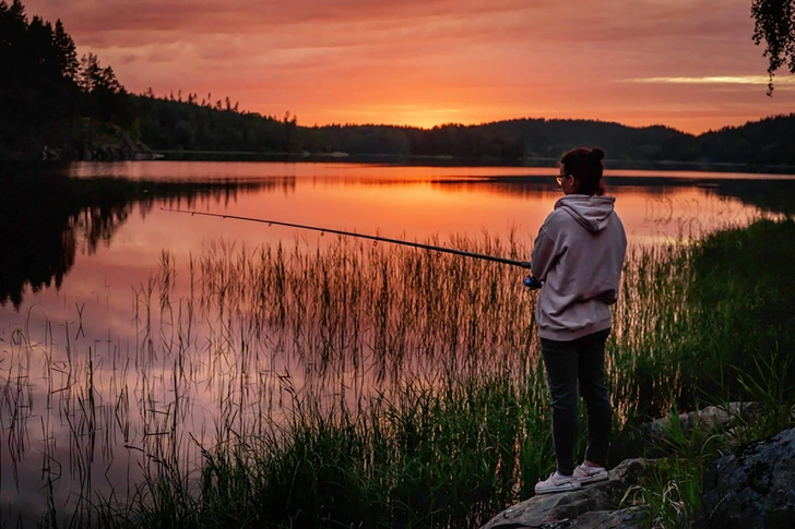 Рыбалка на Ладожских шхерах в глэмпинге Smorodina Camp | Источник: Naturalist.Travel 