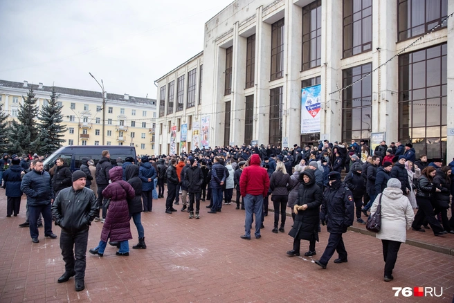 Десятки людей пришли проводить капитана полиции  | Источник: Кирилл Поверинов / 76.RU