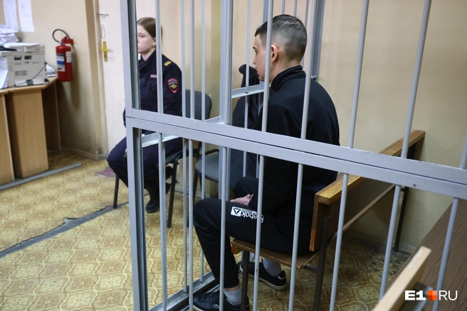 Парень не смог толком объяснить, почему кинулся с ножом на людей | Источник: Владислав Лоншаков / E1.RU