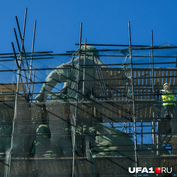 Памятник уже окружили лесами | Источник: Булат Салихов / UFA1.RU