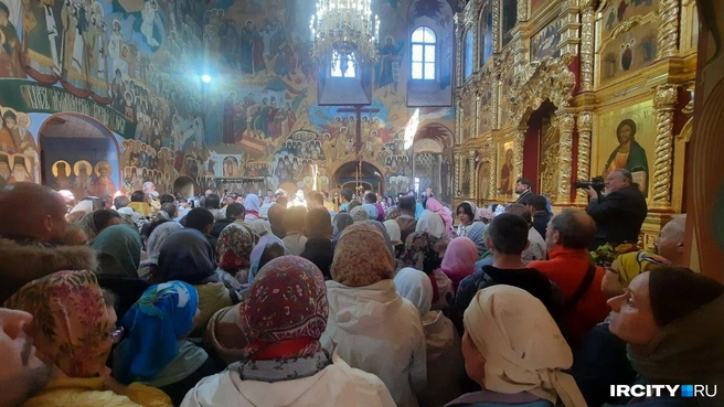 Людей на службе было так много, что протолкнуться к ним было почти невозможно | Источник: Виктор Лучкин / «ИрСити»