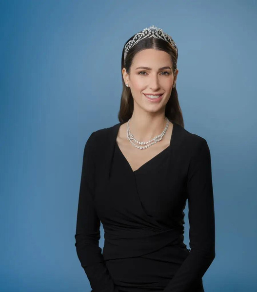 Первая тиара: принцесса Иордании Раджва на первом официальном портрете в честь 30-летия