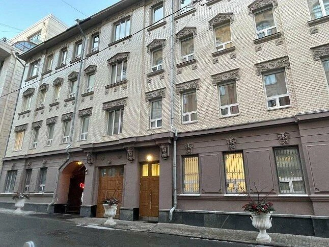 Здание в Скаетертном переулке, где находится клиника «Медлаз» | Источник: Петр Ф. / «Яндекс Карты»