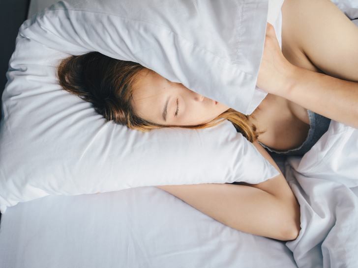4 неочевидные причины, почему вы просыпаетесь с утра с головной болью