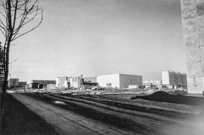 Кинотеатр начали строить в 1974 году на четной стороне Комсомольского проспекта | Источник: Старый Челябинск / Vk.com