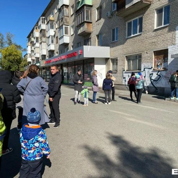 С приходом осени в неотложке поликлиники № 2 всегда выстраиваются такие очереди | Источник: Эльмира Гюлмамедова