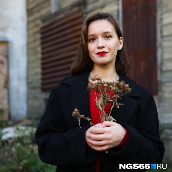 Сделайте фишкой фотосессии разные букеты, которые соберете возле локации. Неприметные колючки могут добавить шарма фото | Источник: Евгений Софийчук / NGS55.RU