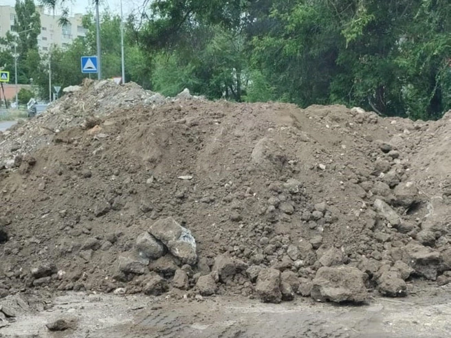 Кучи земли ростом с фотографа | Источник: Владимир Крюков