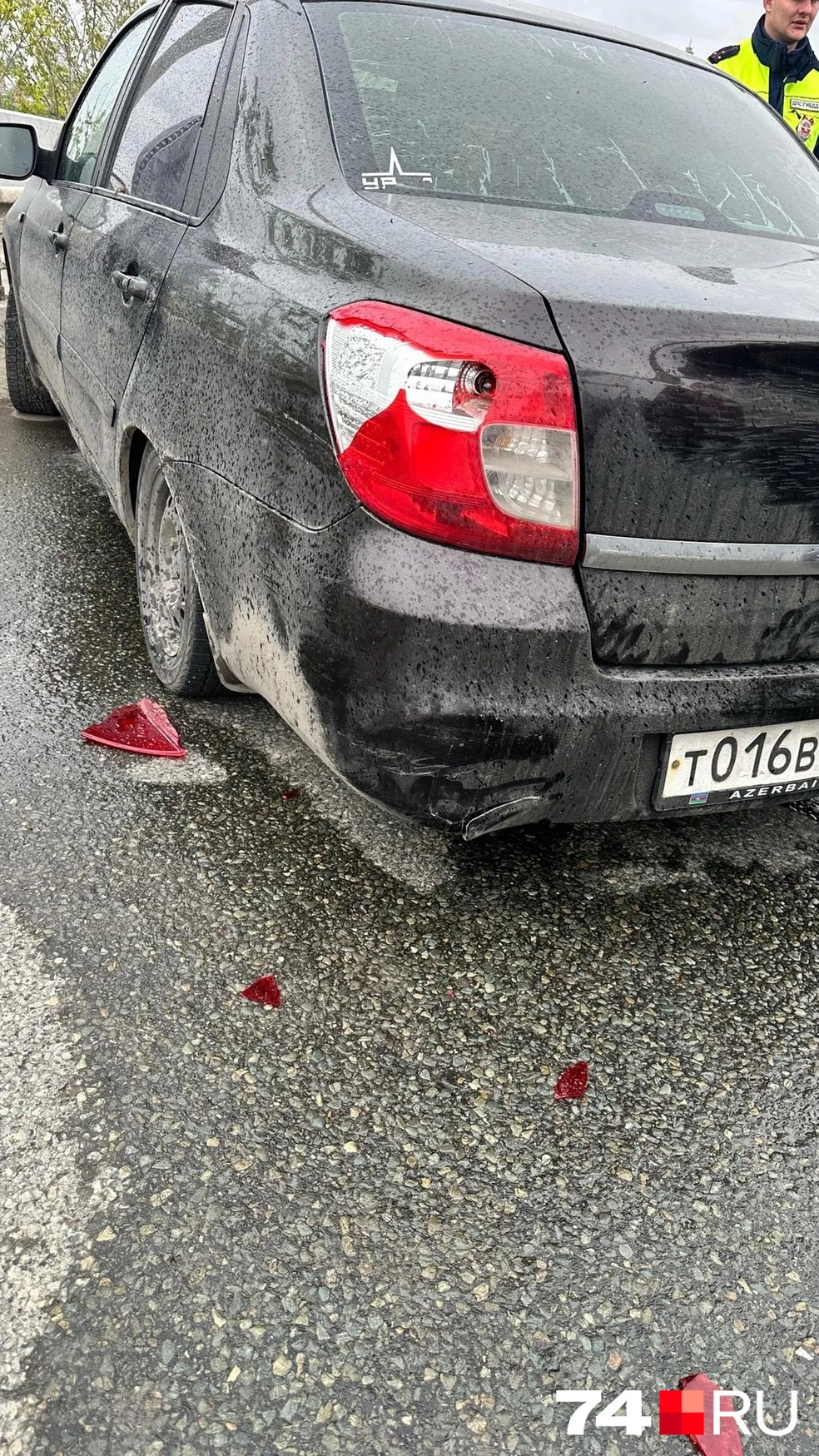 Водитель Polo говорит, что во время драки они повредили фару на подъехавшем позже черном Datsun | Источник: читатель 74.RU