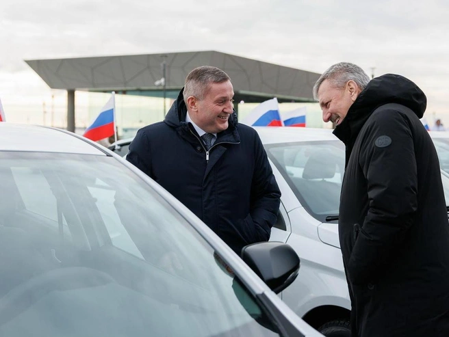 Губернатор лично посидел в некоторых из автомобилей, чтобы их оценить. | Источник: Алексей Волхонский / V1.RU