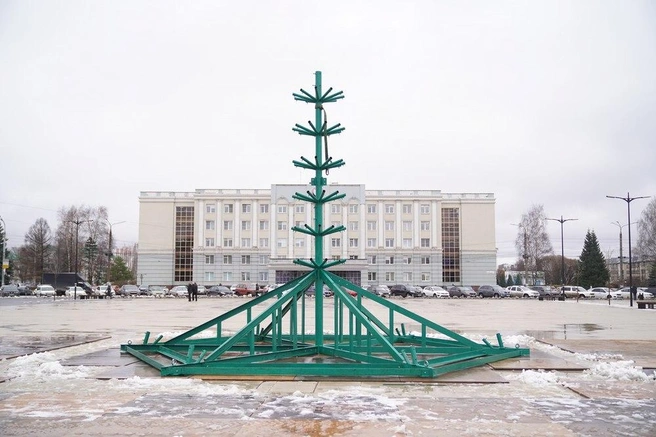 На Центральной площади Ижевска уже установили основание для новогодней елки | Источник: пресс-служба администрации Ижевска