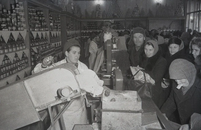 В овощном женщины к съемкам не готовились. Пришли в платках | Источник: фотофонд Самарского областного государственного архива социально-политической истории